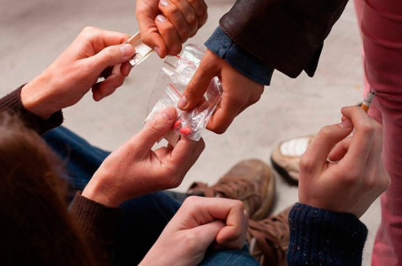 Наркоман покупает наркотики